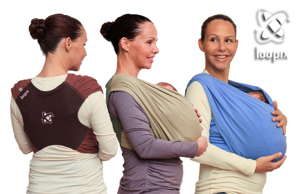  אישה ותינוק מתנסים עם מנשא בד לופיקס לתינוק בצבעים חום אפור ותכלת